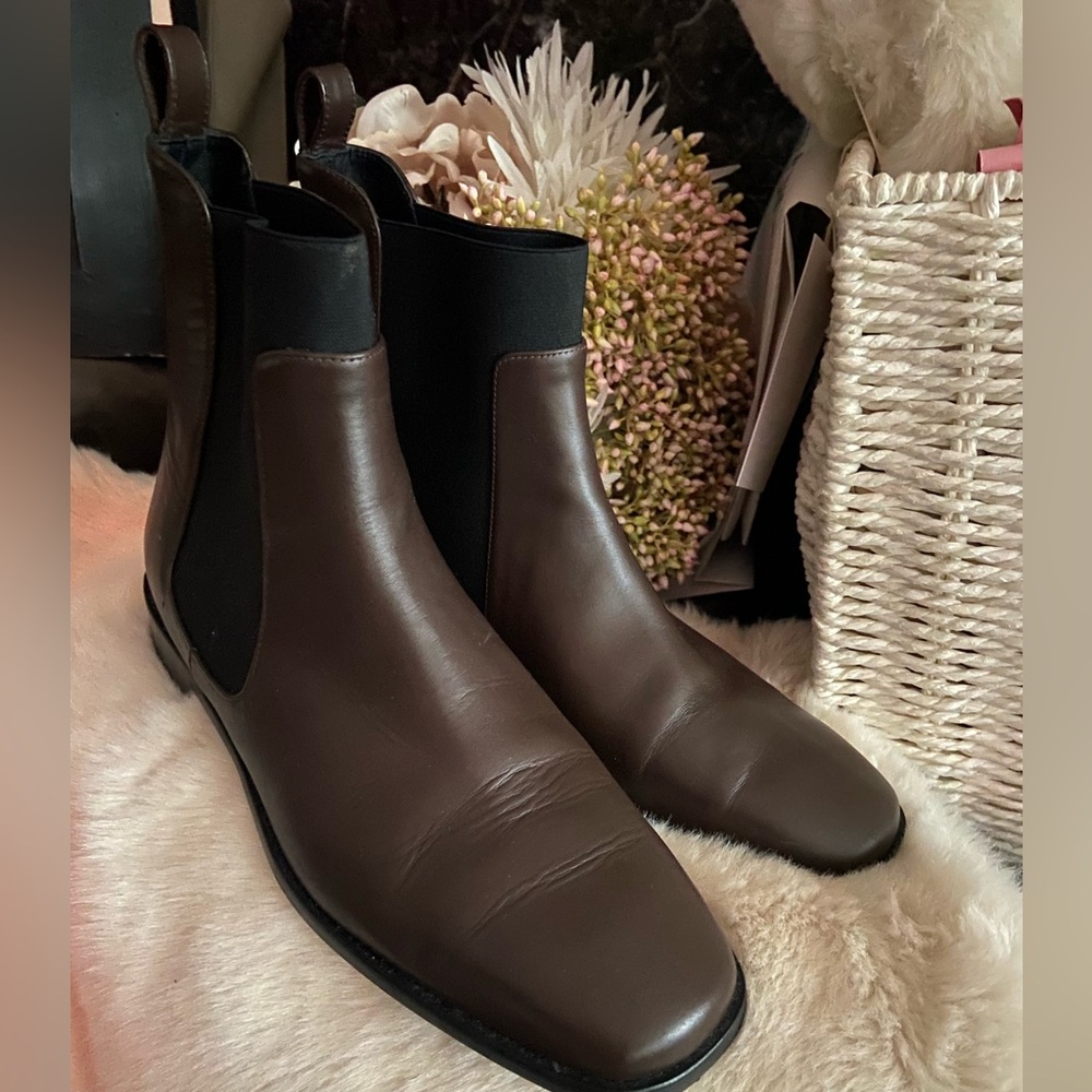 Woman’s Everlane Leather Chelsea Boots - Classic Slip-On Style in Chocolate